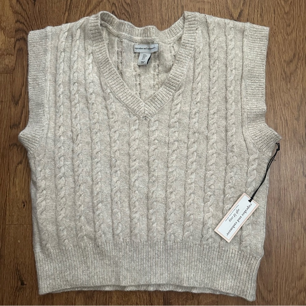 Cupcakes and cashmere Cable Knit V-Neck Sweater Vest Cream size small layering